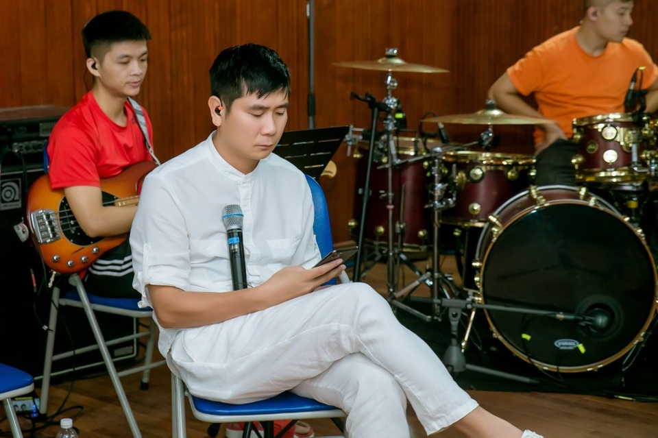 Hồ Hoài Anh xuất hiện mệt mỏi sau ồn ào ly hôn Lưu Hương Giang - 4 Hồ Hoài Anh xuất hiện mệt mỏi sau ồn ào ly hôn Lưu Hương Giang - 4
