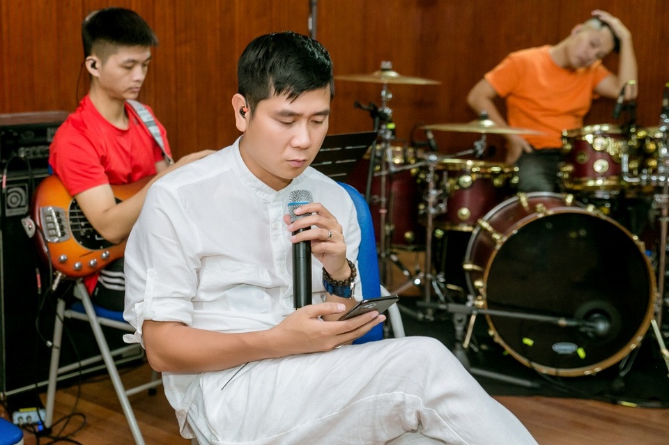 Hồ Hoài Anh xuất hiện mệt mỏi sau ồn ào ly hôn Lưu Hương Giang - 1 Hồ Hoài Anh xuất hiện mệt mỏi sau ồn ào ly hôn Lưu Hương Giang - 1