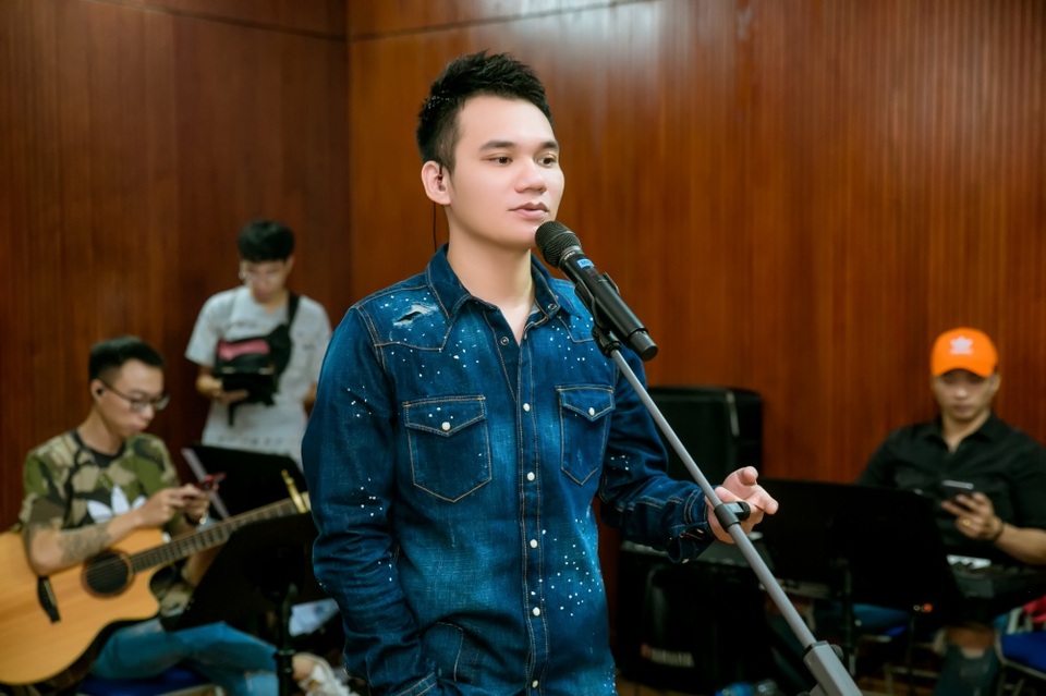Hồ Hoài Anh xuất hiện mệt mỏi sau ồn ào ly hôn Lưu Hương Giang - 7 Hồ Hoài Anh xuất hiện mệt mỏi sau ồn ào ly hôn Lưu Hương Giang - 7