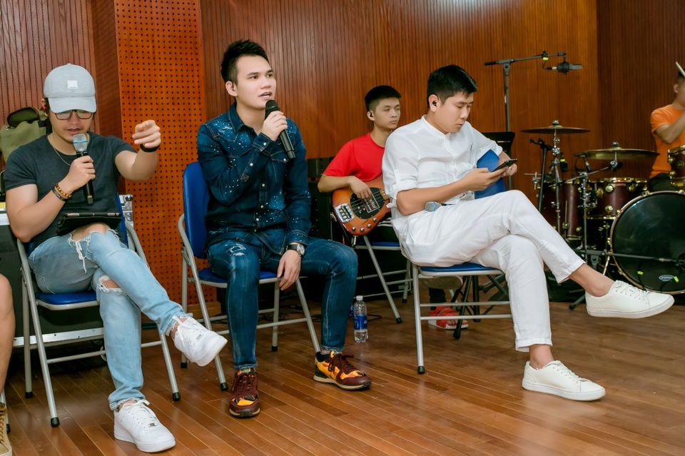 Hồ Hoài Anh xuất hiện mệt mỏi sau ồn ào ly hôn Lưu Hương Giang - 5 Hồ Hoài Anh xuất hiện mệt mỏi sau ồn ào ly hôn Lưu Hương Giang - 5