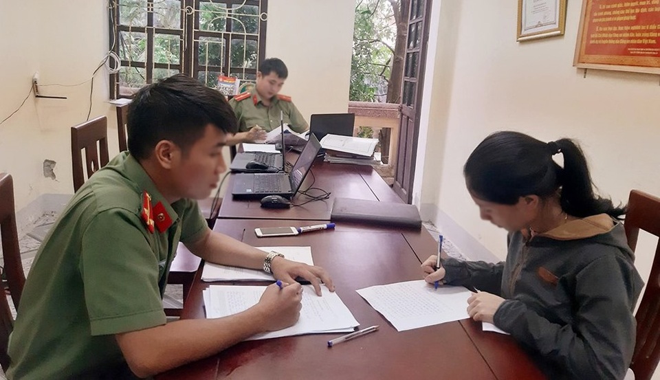 Người phụ nữ tung tin đào trộm lợn dịch tả mang bán bị phạt 2,5 triệu đồng - 1 Người phụ nữ tung tin đào trộm lợn dịch tả mang bán bị phạt 2,5 triệu đồng - 1