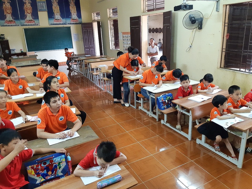 Cô giáo Hòa và lớp học đặc biệt giữa lòng Hà Nội - 2 Cô giáo Hòa và lớp học đặc biệt giữa lòng Hà Nội - 2
