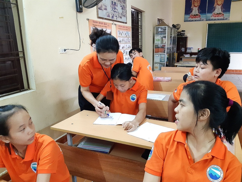 Cô giáo Hòa và lớp học đặc biệt giữa lòng Hà Nội - 4 Cô giáo Hòa và lớp học đặc biệt giữa lòng Hà Nội - 4