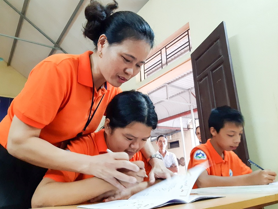 Cô giáo Hòa và lớp học đặc biệt giữa lòng Hà Nội - 1 Cô giáo Hòa và lớp học đặc biệt giữa lòng Hà Nội - 1