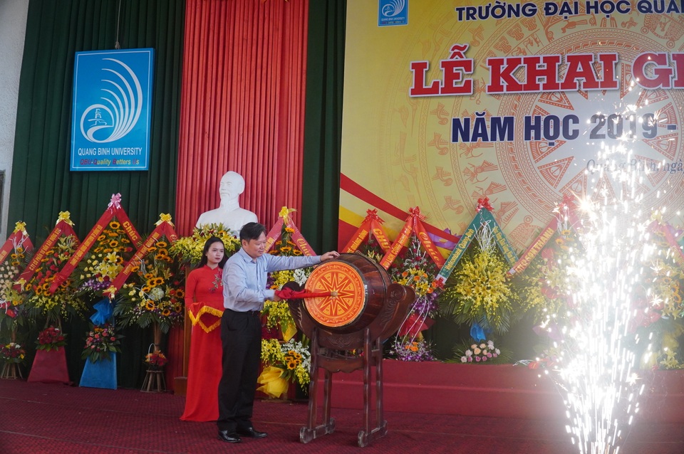 Trường ĐH Quảng Bình trao thưởng 11 tân thủ khoa trong ngày khai giảng - 1 Trường ĐH Quảng Bình trao thưởng 11 tân thủ khoa trong ngày khai giảng - 1