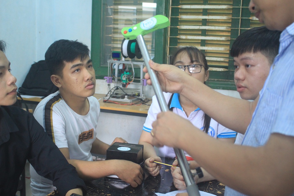 Nhóm sinh viên chế tạo gậy thông minh hỗ trợ người già - 3 Nhóm sinh viên chế tạo gậy thông minh hỗ trợ người già - 3