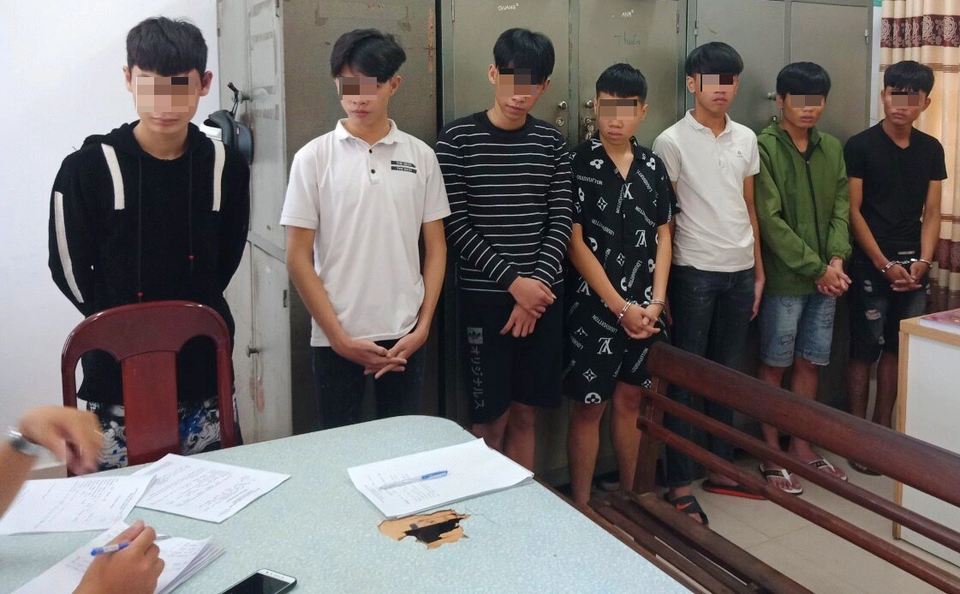 Bắt nhóm giang hồ nhí chém nhau ngay giữa trung tâm thành phố - 1 Bắt nhóm giang hồ nhí chém nhau ngay giữa trung tâm thành phố - 1