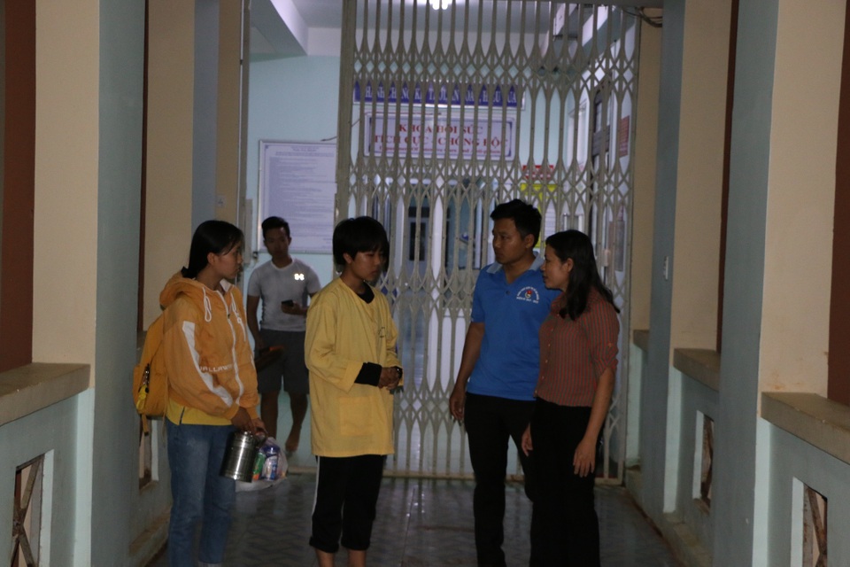 Đẫm nước mắt tình cảm cô trò nơi bệnh viện - 7 Đẫm nước mắt tình cảm cô trò nơi bệnh viện - 7