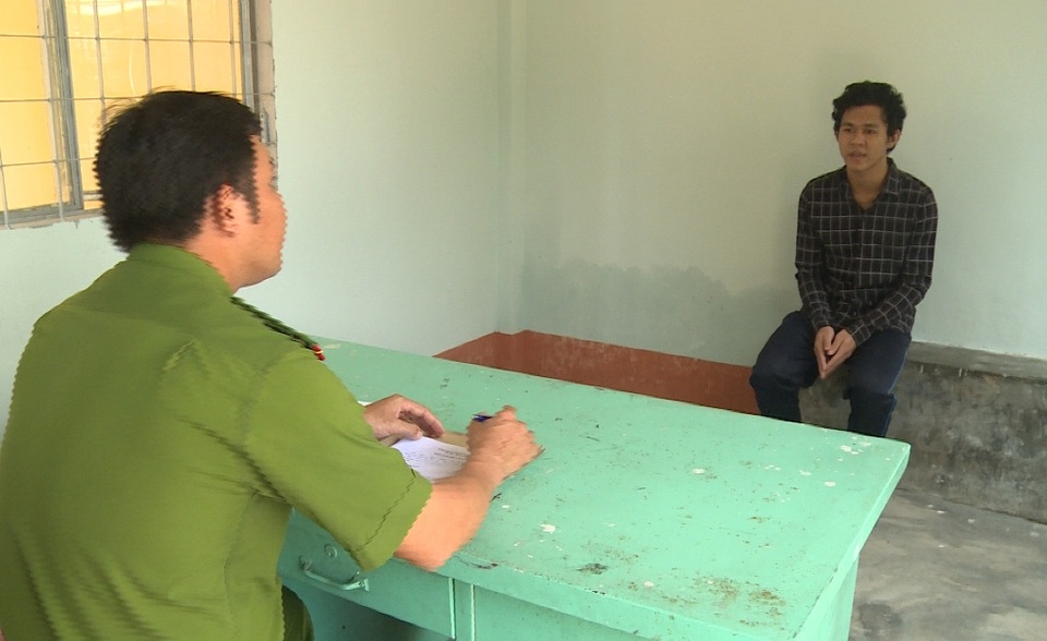 Hết tiền xài, cháu chích điện ông nội cướp tài sản - 1 Hết tiền xài, cháu chích điện ông nội cướp tài sản - 1