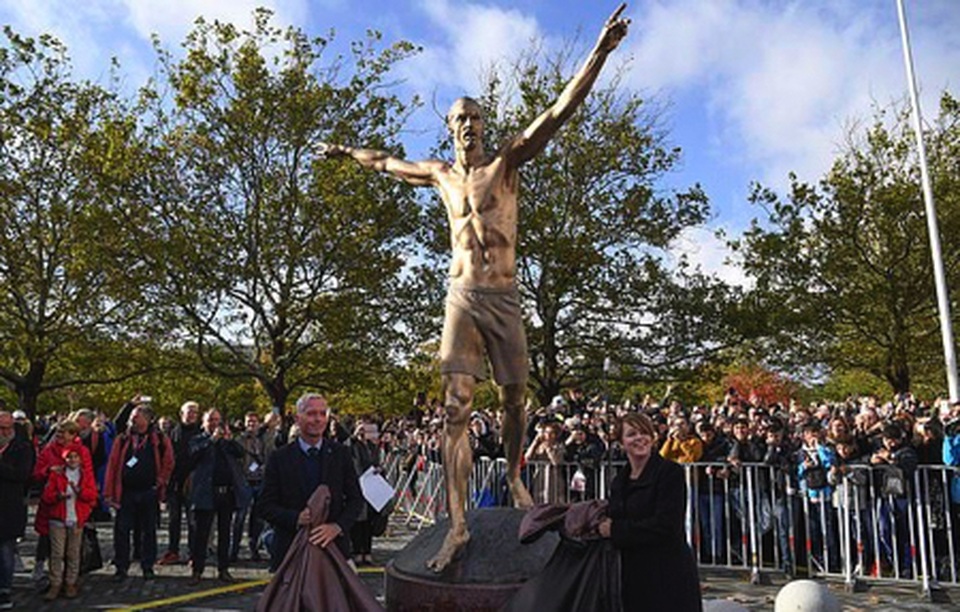 Ibrahimovic ra mắt tượng mới, C.Ronaldo lập tức được réo tên - 2 Ibrahimovic ra mắt tượng mới, C.Ronaldo lập tức được réo tên - 2