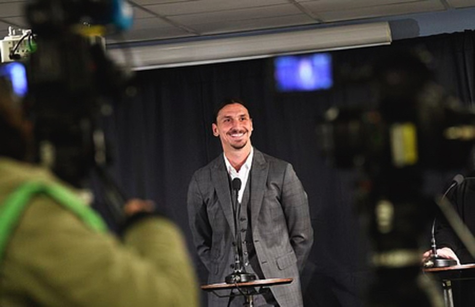 Ibrahimovic ra mắt tượng mới, C.Ronaldo lập tức được réo tên - 3 Ibrahimovic ra mắt tượng mới, C.Ronaldo lập tức được réo tên - 3