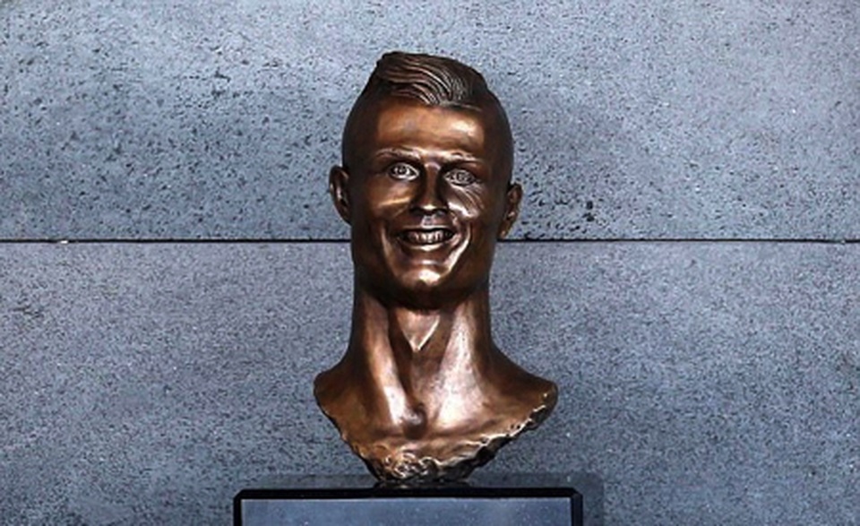 Ibrahimovic ra mắt tượng mới, C.Ronaldo lập tức được réo tên - 4 Ibrahimovic ra mắt tượng mới, C.Ronaldo lập tức được réo tên - 4