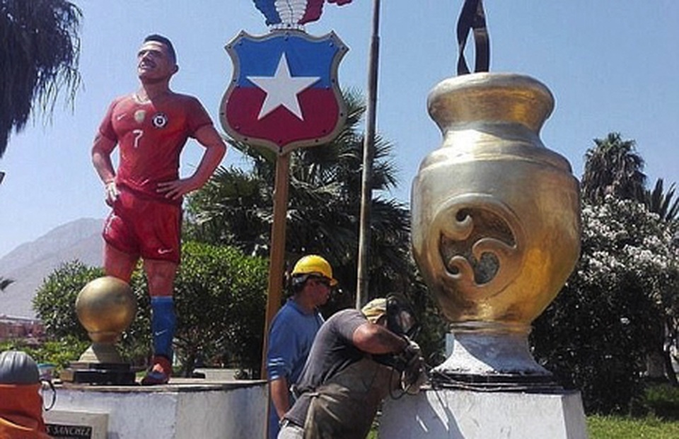 Ibrahimovic ra mắt tượng mới, C.Ronaldo lập tức được réo tên - 6 Ibrahimovic ra mắt tượng mới, C.Ronaldo lập tức được réo tên - 6