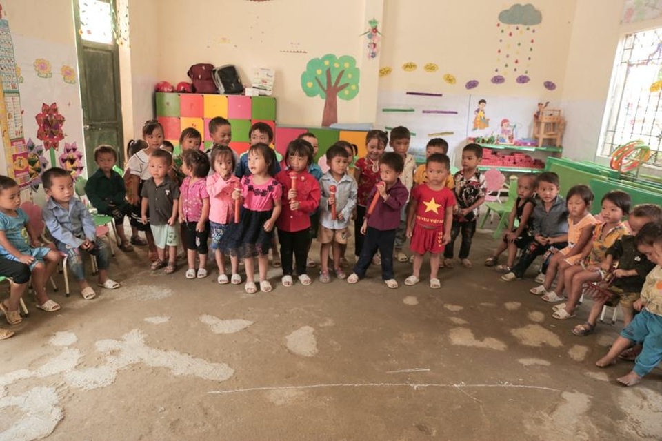 Lễ khai giảng “có cơm” của trẻ em nơi rẻo cao - 2 Lễ khai giảng “có cơm” của trẻ em nơi rẻo cao - 2