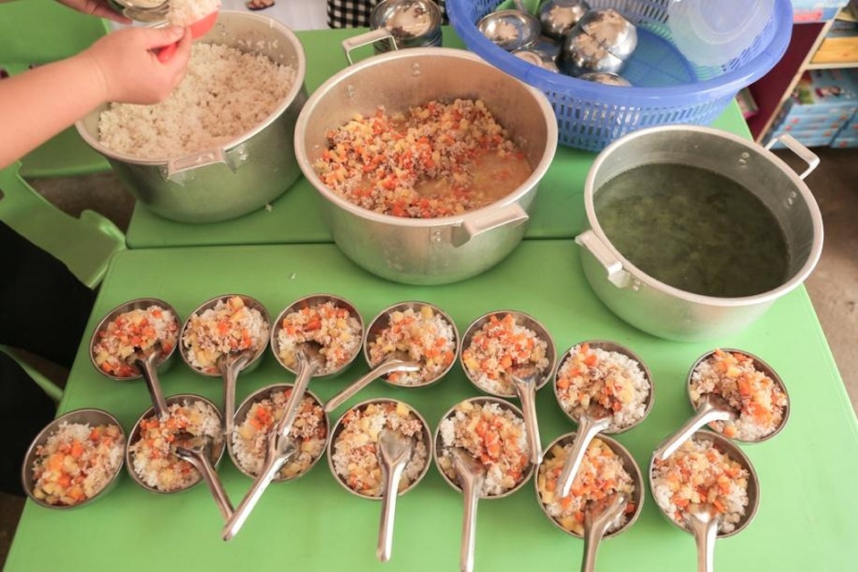 Lễ khai giảng “có cơm” của trẻ em nơi rẻo cao - 11 Lễ khai giảng “có cơm” của trẻ em nơi rẻo cao - 11