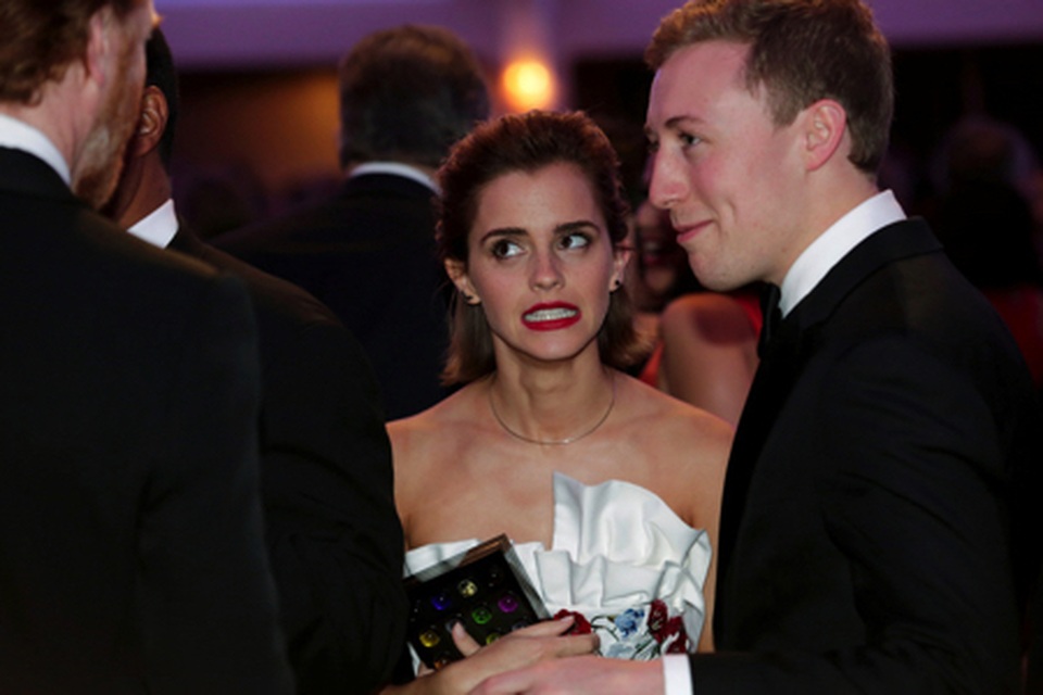 Những khoảnh khắc “cười ra nước mắt” của sao - 6