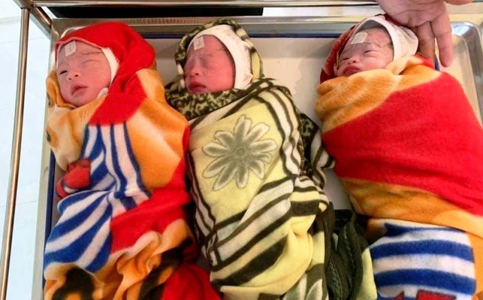 Người mẹ trẻ hạnh phúc đón 3 bé gái xinh xắn chào đời - 1