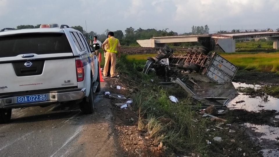 Xe đầu kéo lật khỏi đường cao tốc, tài xế mắc kẹt trong cabin - 2