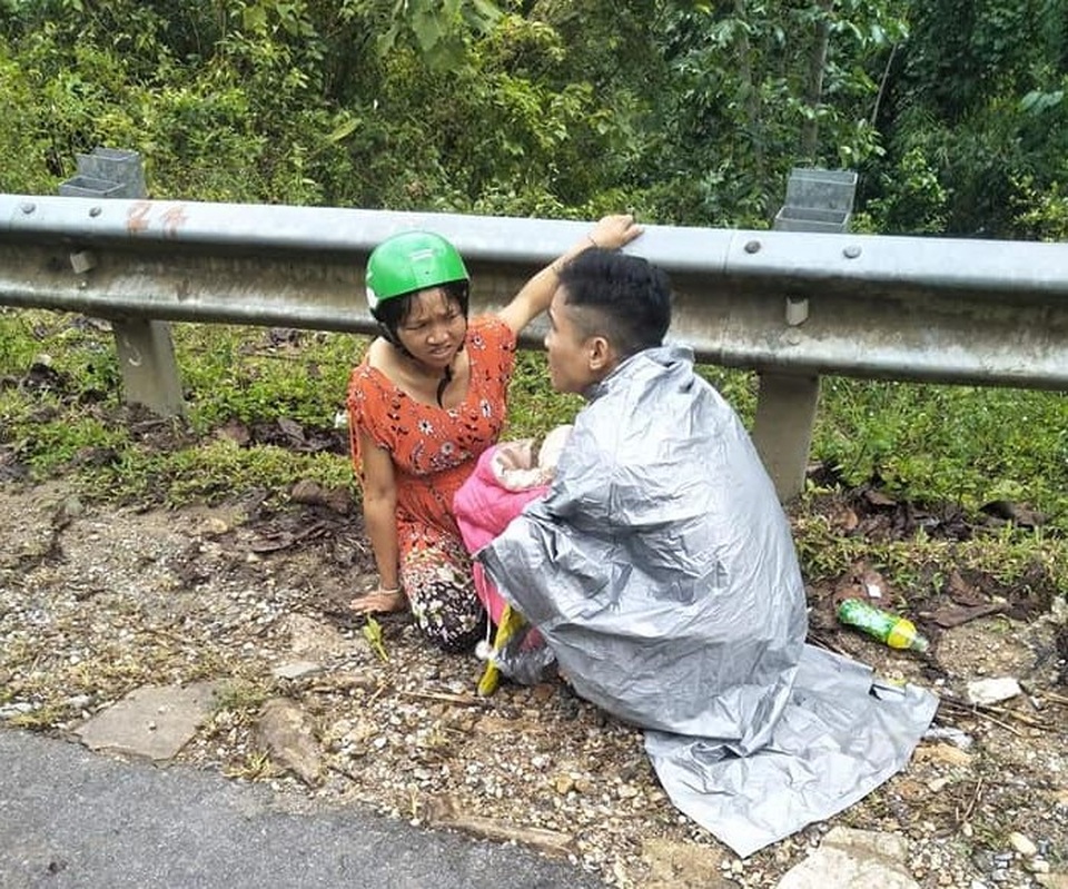 Người bố trẻ làm “bà đỡ” bất đắc dĩ cho vợ sinh con bên vệ đường - 1