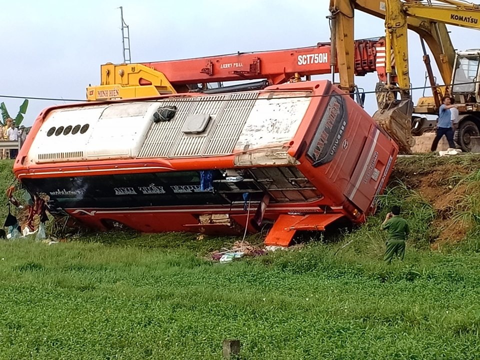 Xe khách lao xuống ruộng, 1 người tử vong, hàng chục người bị thương - 3 Xe khách lao xuống ruộng, 1 người tử vong, hàng chục người bị thương - 3