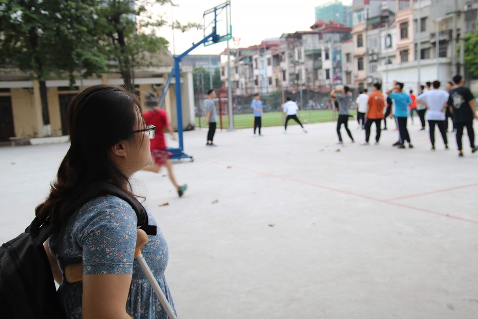 “Tinh thần thép” của nữ sinh viên xương thủy tinh từng 20 lần bó bột - 4 “Tinh thần thép” của nữ sinh viên xương thủy tinh từng 20 lần bó bột - 4