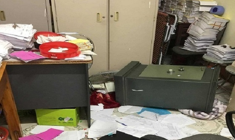 Dùng vải che camera để tránh bị phát hiện khi đột nhập bệnh viện trộm tài sản - 1 Dùng vải che camera để tránh bị phát hiện khi đột nhập bệnh viện trộm tài sản - 1