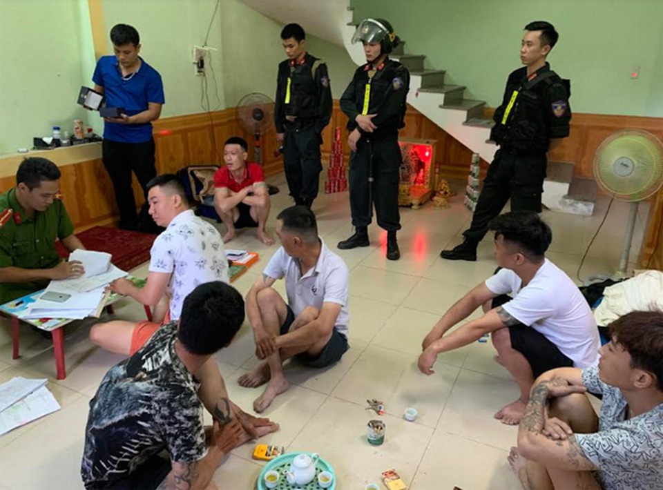 Đột kích hàng loạt tụ điểm, triệu tập 43 đối tượng để làm rõ hành vi cho vay nặng lãi - 1 Đột kích hàng loạt tụ điểm, triệu tập 43 đối tượng để làm rõ hành vi cho vay nặng lãi - 1