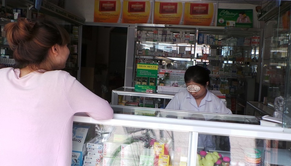 Bắt quả tang nhà thuốc bán thuốc không rõ nguồn gốc, hết hạn sử dụng cho người bệnh - 1 Bắt quả tang nhà thuốc bán thuốc không rõ nguồn gốc, hết hạn sử dụng cho người bệnh - 1