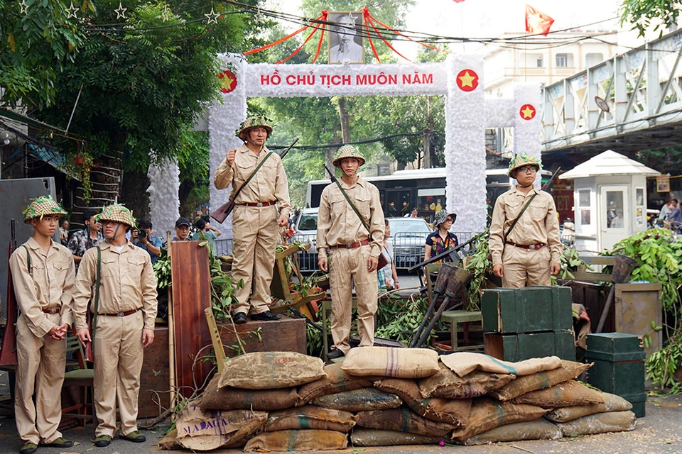 Hoạt cảnh chân thực về cuộc chiến đấu 60 ngày đêm trên đường phố Hà Nội - 1 Hoạt cảnh chân thực về cuộc chiến đấu 60 ngày đêm trên đường phố Hà Nội - 1