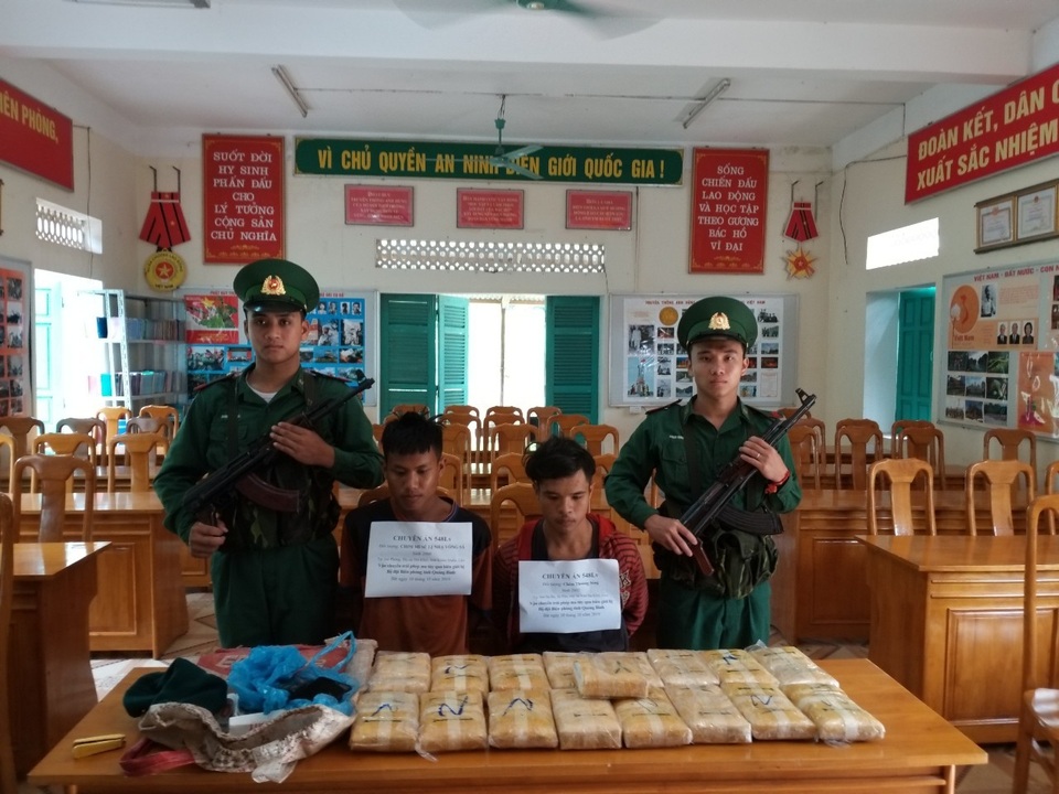 Tóm gọn 2 đối tượng người Lào vận chuyển 100 ngàn viên ma túy vào Việt Nam - 1 Tóm gọn 2 đối tượng người Lào vận chuyển 100 ngàn viên ma túy vào Việt Nam - 1