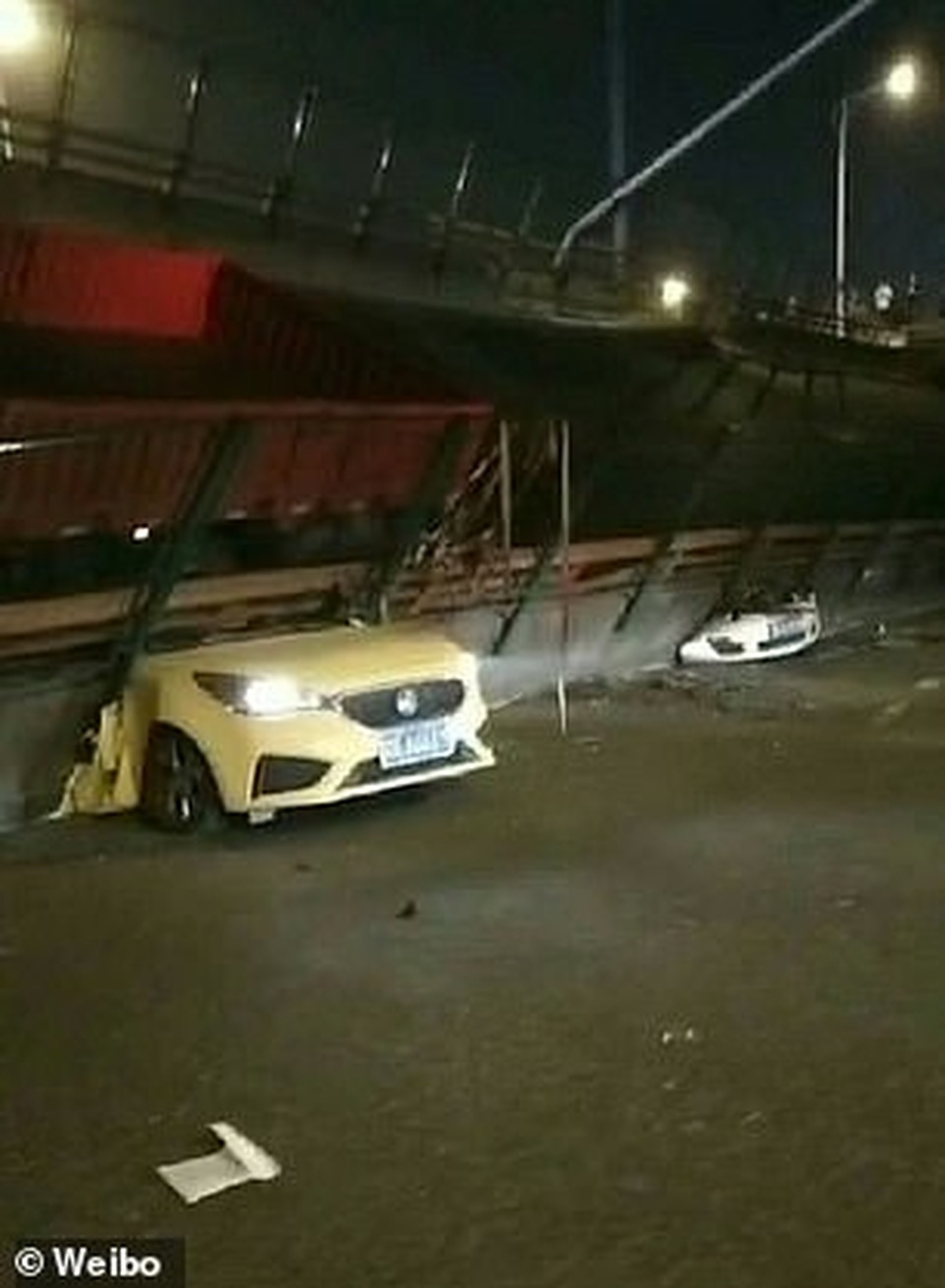 Video cầu Trung Quốc bất ngờ đổ sập, đè bẹp ô tô - 1 Video cầu Trung Quốc bất ngờ đổ sập, đè bẹp ô tô - 1