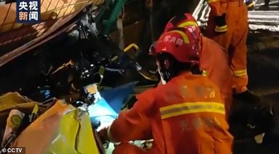Video cầu Trung Quốc bất ngờ đổ sập, đè bẹp ô tô - 2 Video cầu Trung Quốc bất ngờ đổ sập, đè bẹp ô tô - 2
