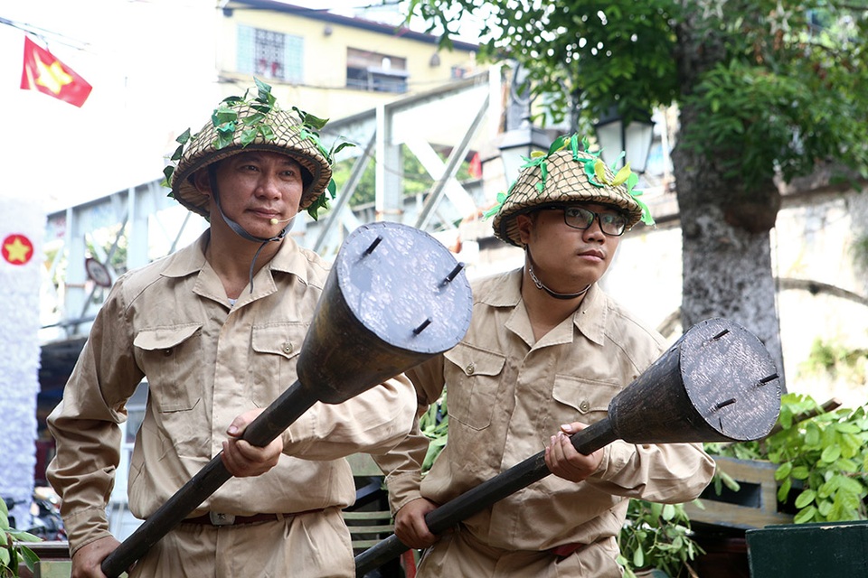Hoạt cảnh chân thực về cuộc chiến đấu 60 ngày đêm trên đường phố Hà Nội - 3 Hoạt cảnh chân thực về cuộc chiến đấu 60 ngày đêm trên đường phố Hà Nội - 3