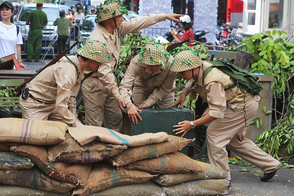 Hoạt cảnh chân thực về cuộc chiến đấu 60 ngày đêm trên đường phố Hà Nội - 2 Hoạt cảnh chân thực về cuộc chiến đấu 60 ngày đêm trên đường phố Hà Nội - 2