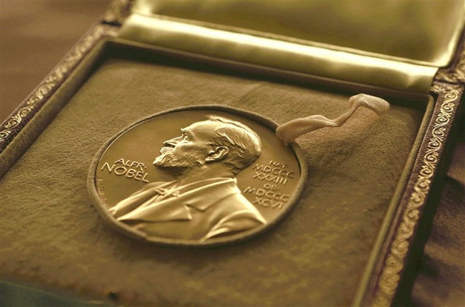 Chân dung hai nhà văn vừa nhận giải Nobel Văn học 2018-2019 - 4 Chân dung hai nhà văn vừa nhận giải Nobel Văn học 2018-2019 - 4
