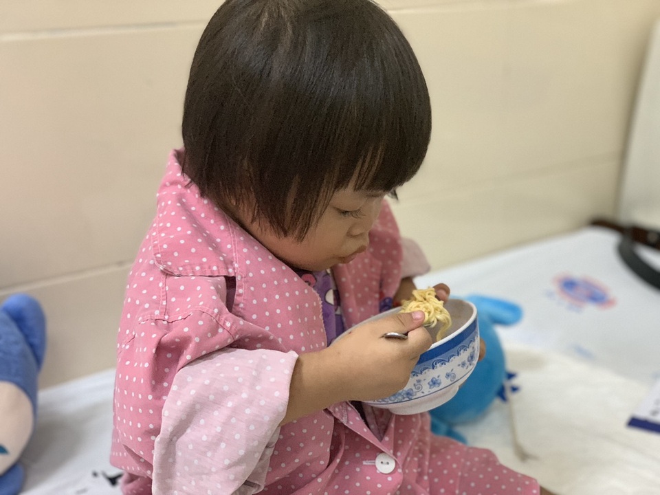 Con dâu qua đời, ông nội bán lúa non cứu cháu gái ung thư - 2 Con dâu qua đời, ông nội bán lúa non cứu cháu gái ung thư - 2