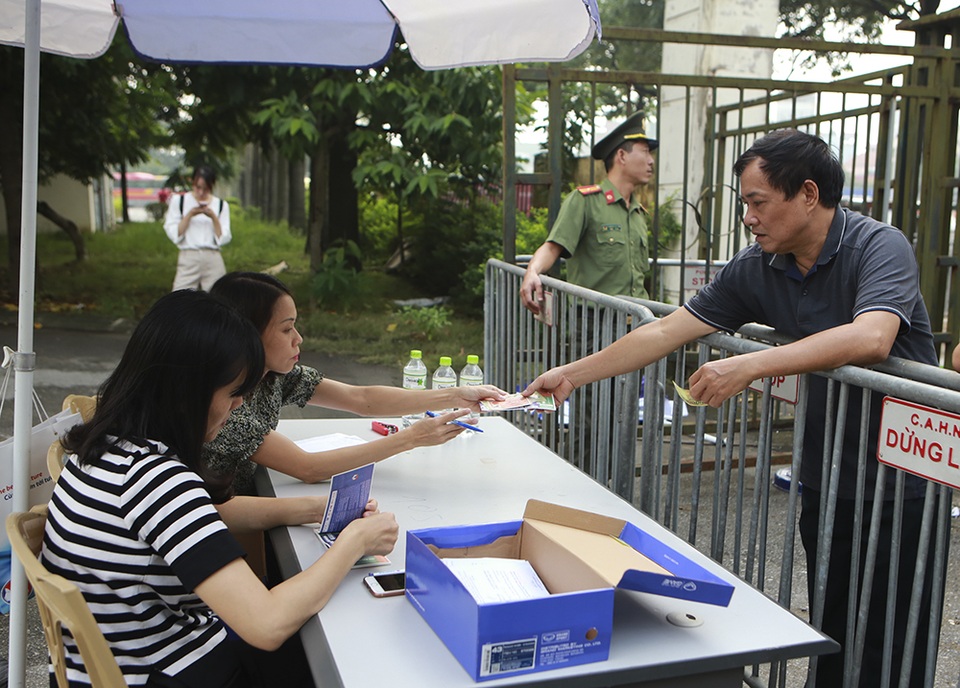 Thương binh xếp hàng mua vé trận Việt Nam gặp Malaysia - 5