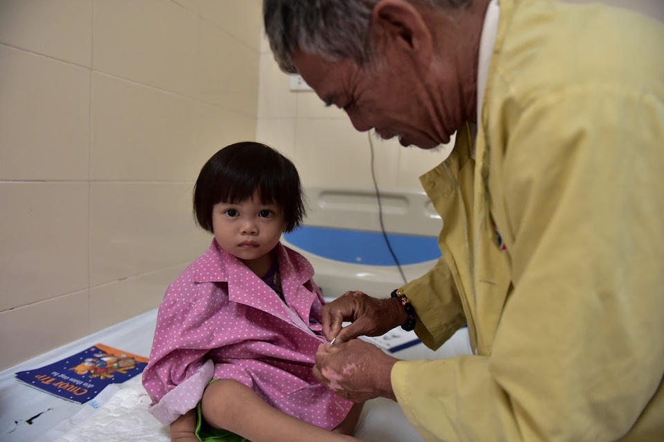 Con dâu qua đời, ông nội bán lúa non cứu cháu gái ung thư - 5 Con dâu qua đời, ông nội bán lúa non cứu cháu gái ung thư - 5