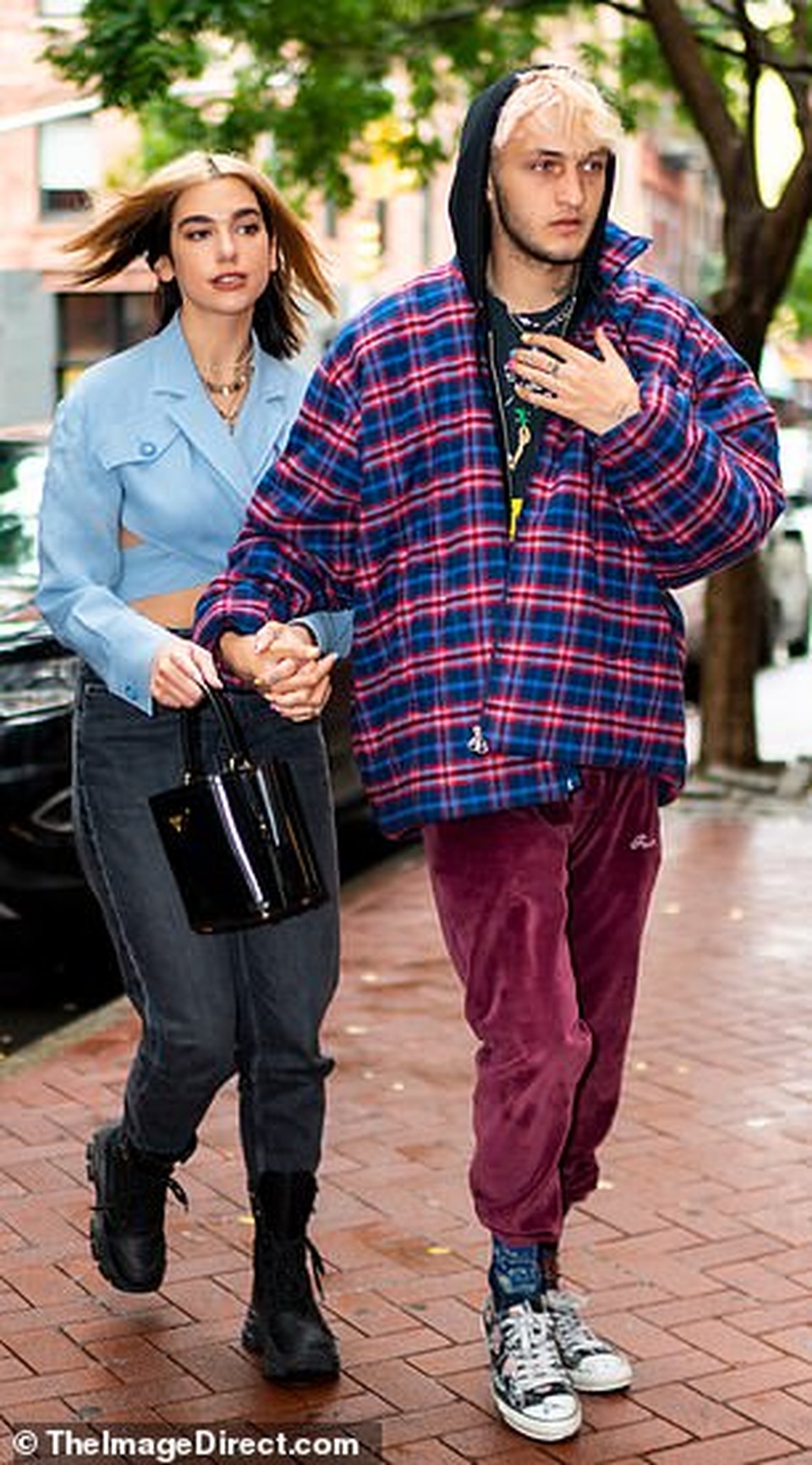 Khoảnh khắc ngọt ngào của đôi tình nhân trẻ Anwar Hadid - Dua Lipa - 5 Khoảnh khắc ngọt ngào của đôi tình nhân trẻ Anwar Hadid - Dua Lipa - 5
