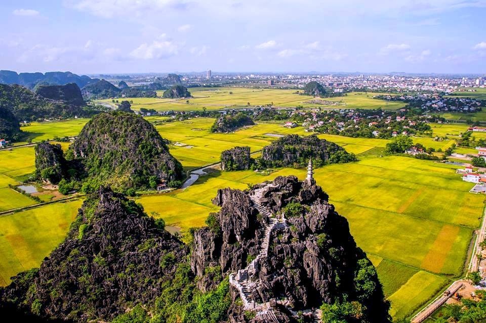 Hang Múa: Điểm “check-in” trên “lưng chừng trời” đẹp không tưởng ở Ninh Bình! - 2 Hang Múa: Điểm “check-in” trên “lưng chừng trời” đẹp không tưởng ở Ninh Bình! - 2
