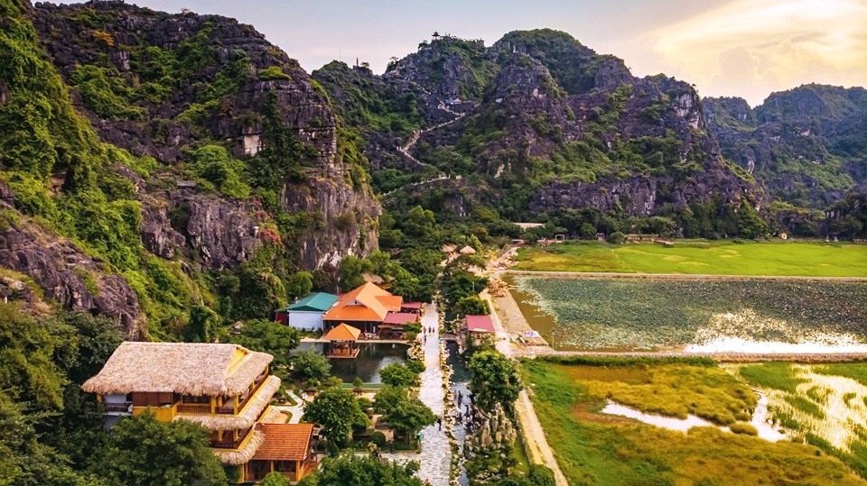 Hang Múa: Điểm “check-in” trên “lưng chừng trời” đẹp không tưởng ở Ninh Bình! - 1 Hang Múa: Điểm “check-in” trên “lưng chừng trời” đẹp không tưởng ở Ninh Bình! - 1