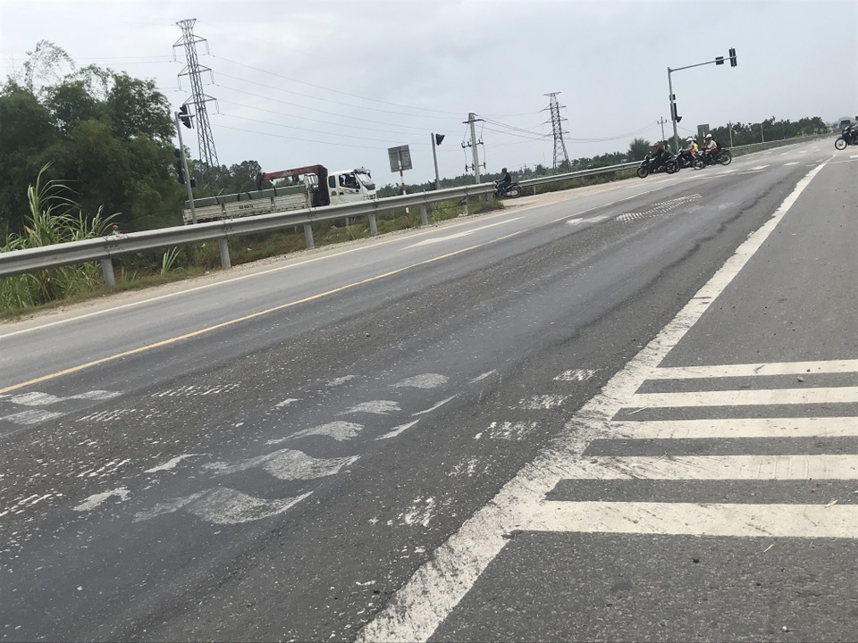 Luống cày trên đường dẫn cao tốc Đà Nẵng - Quảng Ngãi - 4 Luống cày trên đường dẫn cao tốc Đà Nẵng - Quảng Ngãi - 4