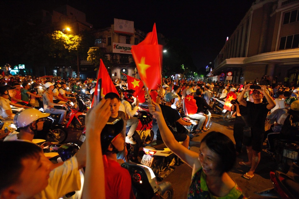 Hàng ngàn cổ động viên xuống phố đi bão sau chiến thắng của đội tuyển Việt Nam - 1 Hàng ngàn cổ động viên xuống phố đi bão sau chiến thắng của đội tuyển Việt Nam - 1