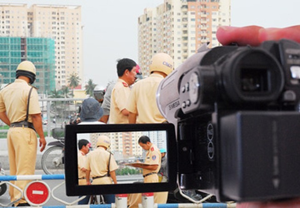 Dân ghi hình CSGT không được đứng quá gần, dí sát máy quay gây cản trở - 1 Dân ghi hình CSGT không được đứng quá gần, dí sát máy quay gây cản trở - 1