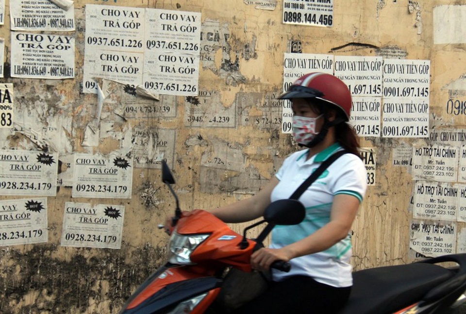 Cảnh báo tình trạng công nhân “vay tiền nóng”, thế chấp thẻ ATM - 1 Cảnh báo tình trạng công nhân “vay tiền nóng”, thế chấp thẻ ATM - 1