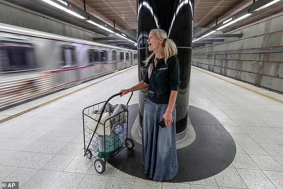 Vận may mỉm cười với người phụ nữ vô gia cư sở hữu giọng hát mê hoặc - 2 Vận may mỉm cười với người phụ nữ vô gia cư sở hữu giọng hát mê hoặc - 2