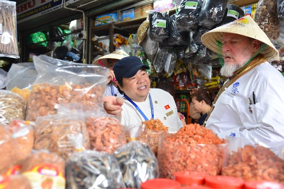 Chủ tịch Hội Đầu bếp Việt: Đi khắp thế giới vẫn thích về nhà ăn cơm vợ nấu - 6 Chủ tịch Hội Đầu bếp Việt: Đi khắp thế giới vẫn thích về nhà ăn cơm vợ nấu - 6