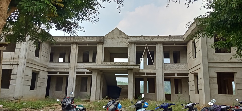 Công sở tiền tỷ xây dở dang, cán bộ chen nhau làm việc trong nhà xuống cấp - 1 Công sở tiền tỷ xây dở dang, cán bộ chen nhau làm việc trong nhà xuống cấp - 1