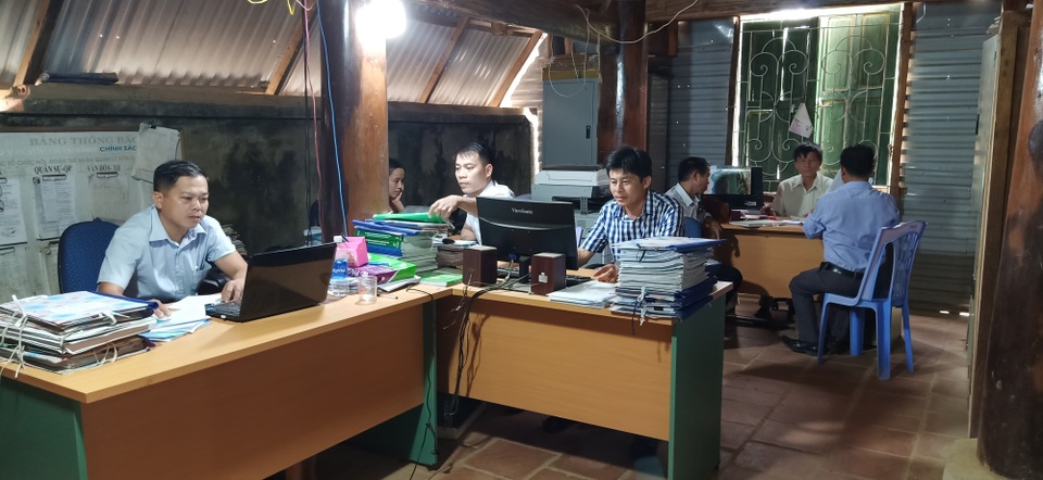 Công sở tiền tỷ xây dở dang, cán bộ chen nhau làm việc trong nhà xuống cấp - 2 Công sở tiền tỷ xây dở dang, cán bộ chen nhau làm việc trong nhà xuống cấp - 2