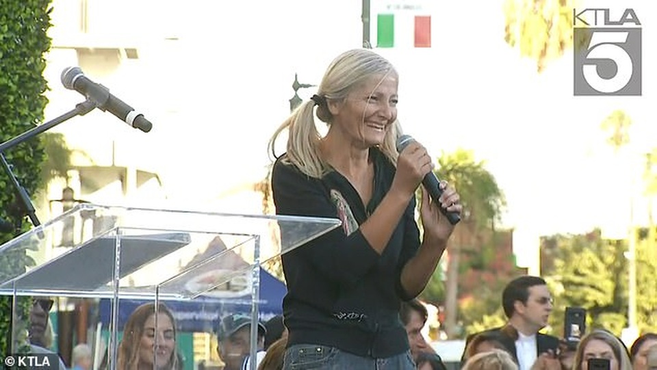 Vận may mỉm cười với người phụ nữ vô gia cư sở hữu giọng hát mê hoặc - 1 Vận may mỉm cười với người phụ nữ vô gia cư sở hữu giọng hát mê hoặc - 1